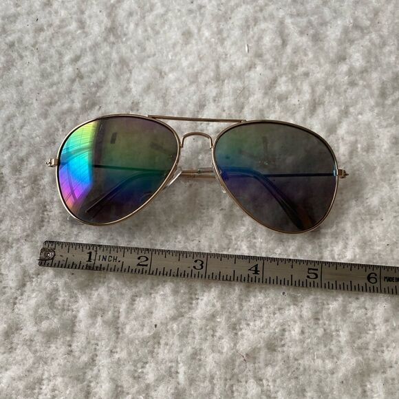 Classic Aviator Sunglasses with Gold Frames - Picture 3 of 6